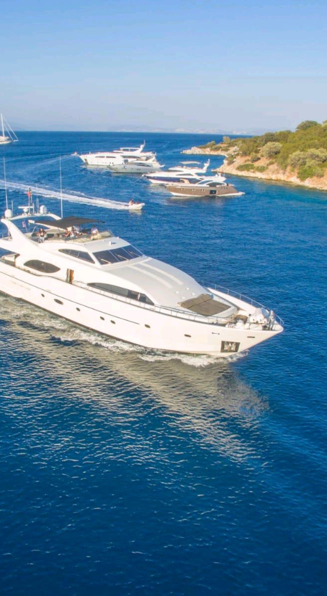 Bodrum açıklarında seyir halinde beyaz motoryat